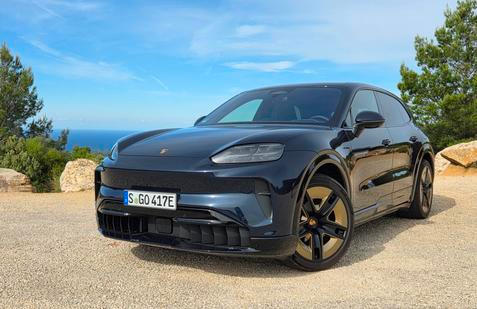 Čtvrtá generace Porsche Cayenne přijíždí v čistě elektrické verzi.