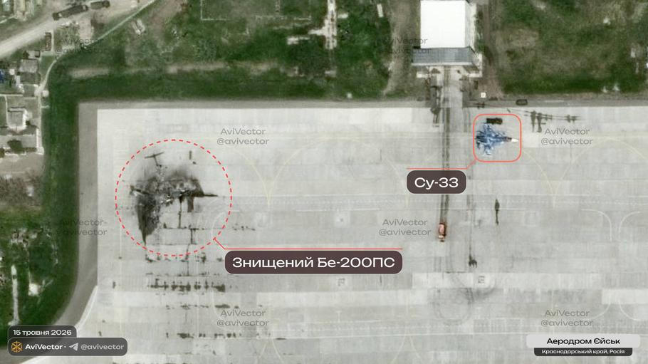 Cenný letoun Be-200 je kompletně zničený v levé části snímku. Napravo od něj stojí nepoškozená stíhačka SU-33