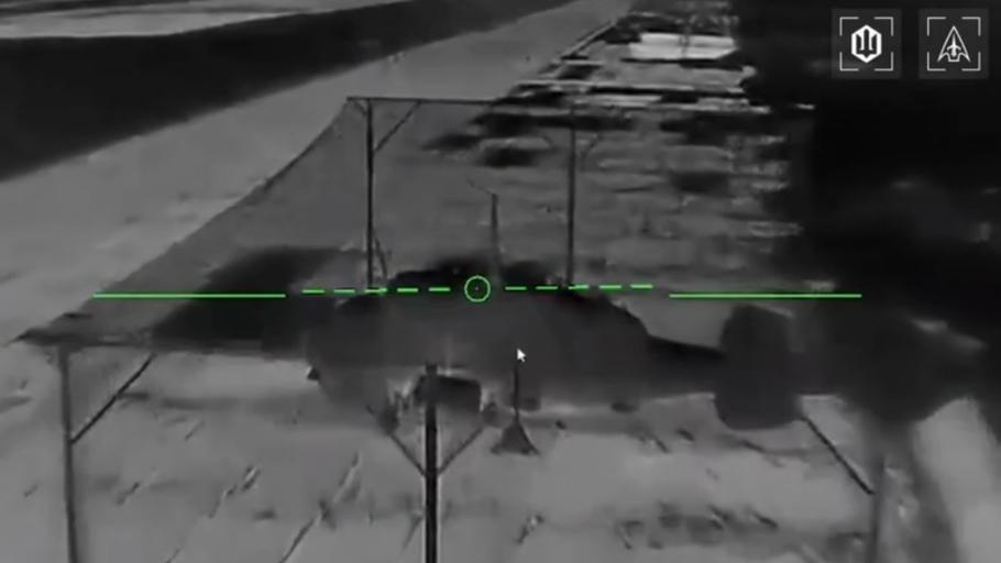 Ukrajinské drony zaútočily i na vrtulník Ka-27, chráněný protidronovou sítí. Jak útok dopadl, není zatím známé. 