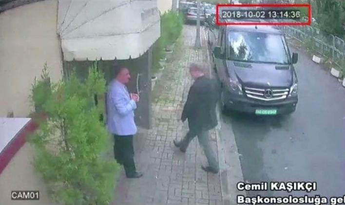Snímek z videa, na kterém Džamál Chášukdží vchází do budovy konzulátu v Istanbulu.