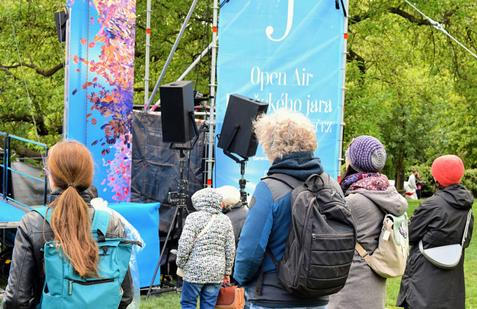 Shromažďování návštěvníků Open Air programu v Riegrových sadech.