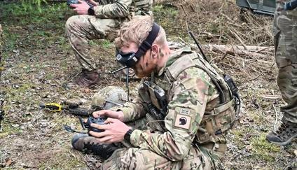 Britský voják ukazuje práci s FPV dronem během cvičení NATO Spring Storm 2026 (Jarní bouře) v jihovýchodním Estonsku, 14. května 2026.