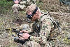 Britský voják ukazuje práci s FPV dronem během cvičení NATO Spring Storm 2026 (Jarní bouře) v jihovýchodním Estonsku, 14. května 2026.