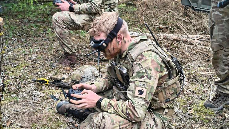 Britský voják ukazuje práci s FPV dronem během cvičení NATO Spring Storm 2026 (Jarní bouře) v jihovýchodním Estonsku, 14. května 2026.