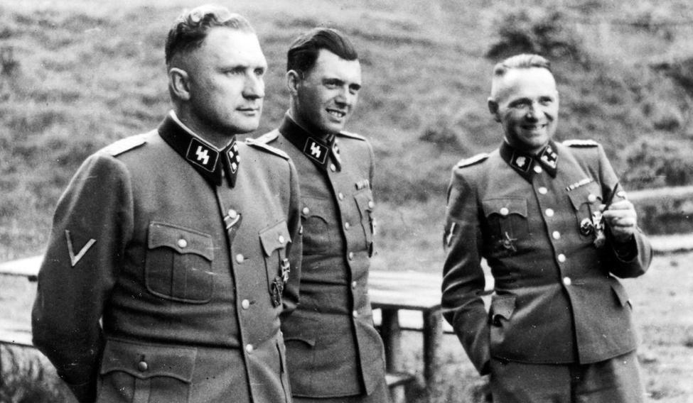 Důstojníci SS v Osvětimi v roce 1944. Zleva: Richard Bayer, velitel tábora, Josef Mengele a bývalý velitel tábora Rudolf Höss