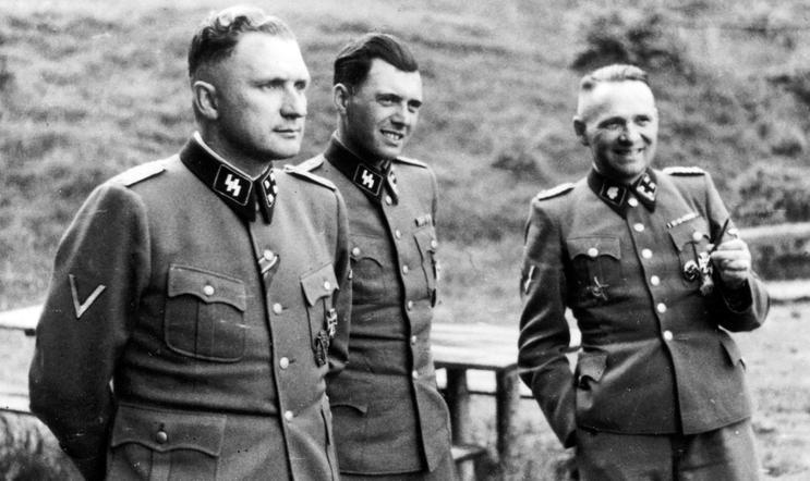 Důstojníci SS v Osvětimi v roce 1944. Zleva: Richard Bayer, velitel tábora, Josef Mengele a bývalý velitel tábora Rudolf Höss