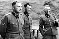 Důstojníci SS v Osvětimi v roce 1944. Zleva: Richard Bayer, velitel tábora, Josef Mengele a bývalý velitel tábora Rudolf Höss