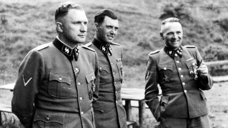 Důstojníci SS v Osvětimi v roce 1944. Zleva: Richard Bayer, velitel tábora, Josef Mengele a bývalý velitel tábora Rudolf Höss