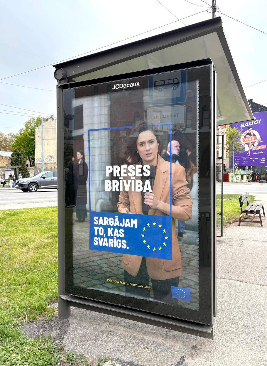 Na reklamních plochách v Rize se objevila sebepropagační reklama Evropské unie na Svobodný tisk a Svobodu projevu.