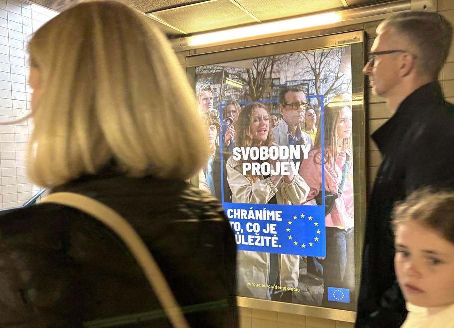 Na reklamních plochách v Praze se objevila sebepropagační reklama Evropské unie na Svobodný tisk a Svobodu projevu.