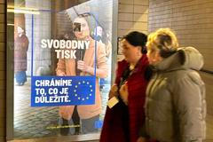 Na reklamních plochách v Praze se objevila sebepropagační reklama Evropské unie na svobodný tisk a svobodu projevu.