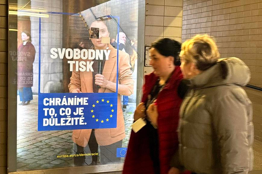 Brusel křičí: „Vlk žere demokracii!“ Sám mu přitom drží dveře