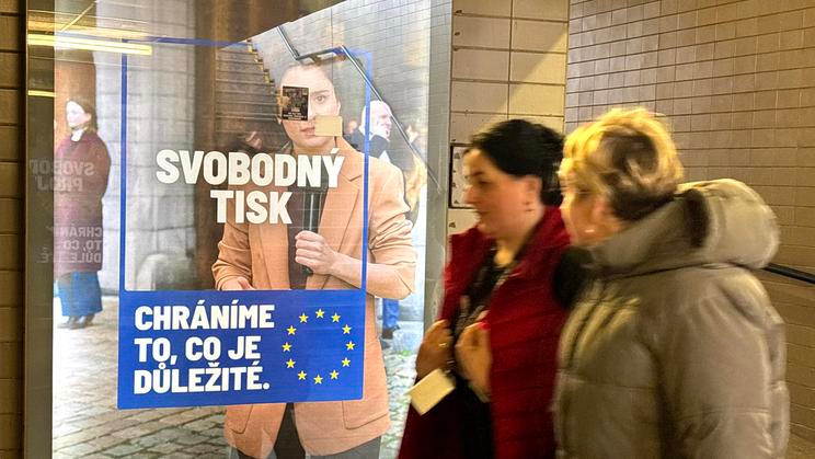 Na reklamních plochách v Praze se objevila sebepropagační reklama Evropské unie na svobodný tisk a svobodu projevu.