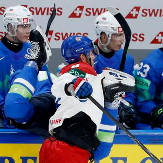 Ondřej Beránek a Blaž Gregorc v zápase MS 2026 Česko - Slovinsko