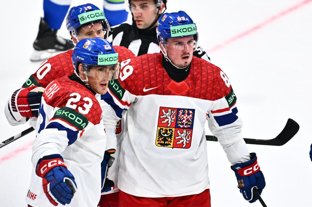 Lukáš Sedlák a Roman Červenka slaví gól v zápase MS 2026 Česko - Slovinsko.