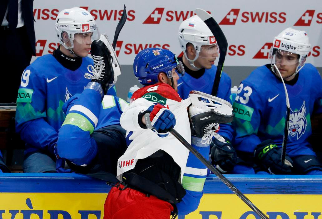 Ondřej Beránek a Blaž Gregorc v zápase MS 2026 Česko - Slovinsko