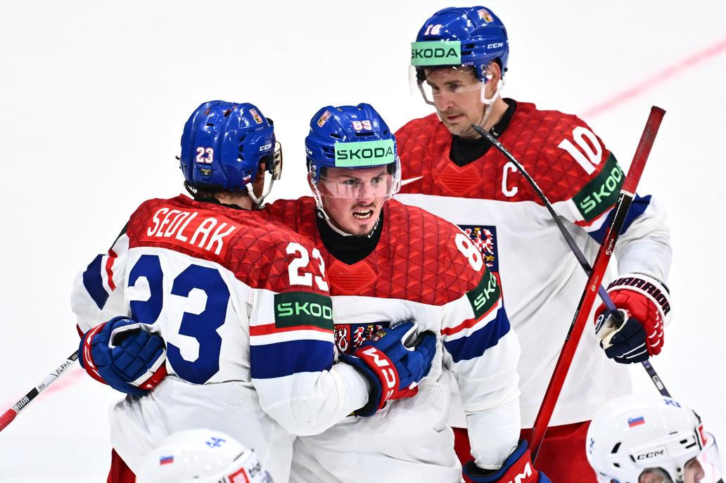 Lukáš Sedlák, Jan Mandát a Roman Červenka v zápase MS 2026 Česko - Slovinsko