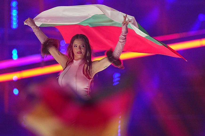 Eurovizi vyhrála Dara z Bulharska. Vystoupení Čecha Daniela Žižky provázely problémy
