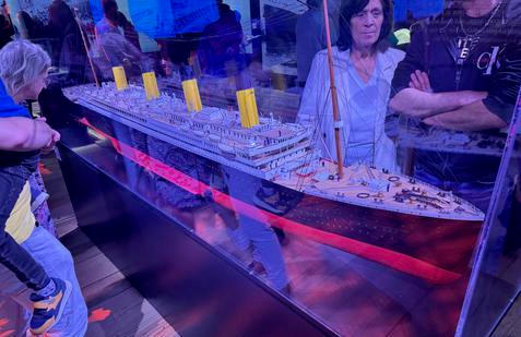 Detailní model Titanicu dává návštěvníkům představu o kolosálních rozměrech lodi, která měla být nepotopitelná.
