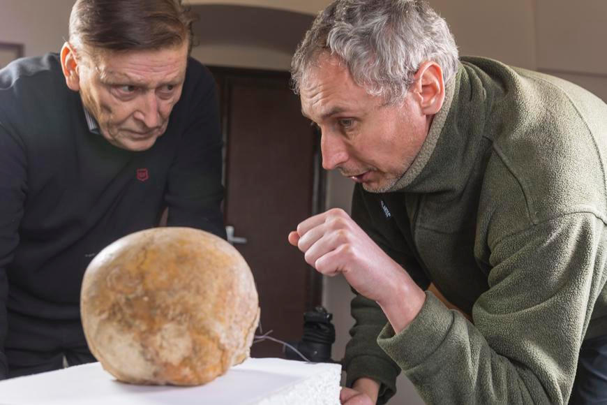 Odborníci úspěšně vyjmuli lebku svaté Zdislavy z betonu, nyní ji čekají restaurátorské práce