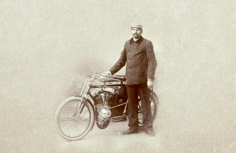 Narcis Podsedníček na motocyklu Laurin & Klement v roce 1901