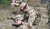 Britský voják ukazuje práci s FPV dronem během cvičení NATO Spring Storm 2026 (Jarní bouře) v jihovýchodním Estonsku, 14. května 2026.