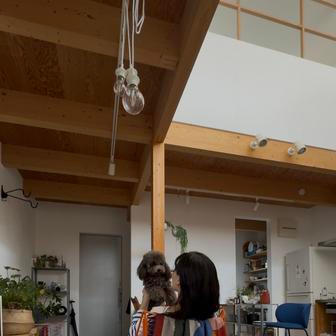 Během pobytu v Singapuru objevila radost z kombinování barevných předmětů a po návratu do Japonska do interiéru začlenila předměty z IKEA a korejských obchodů.