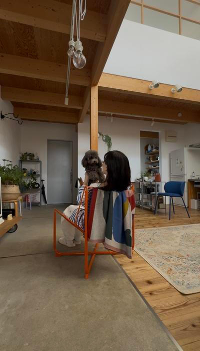 Během pobytu v Singapuru objevila radost z kombinování barevných předmětů a po návratu do Japonska do interiéru začlenila předměty z IKEA a korejských obchodů.
