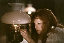 Iva Janžurová jako Štěpa ve filmu Juraje Herze Petrolejové lampy (1971).