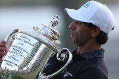 Aaron Rai s trofejí pro vítěze PGA Championship 2026