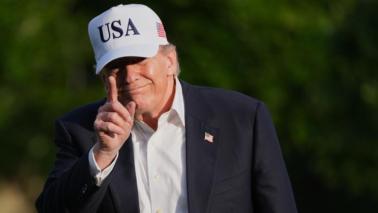 Návrh Donalda Trumpa na vytvoření fondu, z něhož by mohli například získat peníze prezidentovi příznivci odsouzení za útok na Kapitol z 6. ledna 2021, vyvolal v Kongresu odpor napříč politickým spektrem.