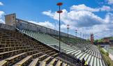 Velký strahovský stadion. Místo, kde slavil narozeniny Adolf Hitler, probíhaly sokolské slety, později pak spartakiády, hráli Rolling Stones nebo sloužil mši papež. Jeden z největších stadionů na světě letos slaví 100 let.