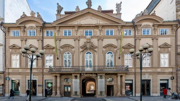 Barokní jízdárna Savarin se skrývá ve vnitrobloku za stejnojmenným palácem (známým také jako Sylva-Taroucca nebo Piccolomini) v ulici Na Příkopě, který nedávno prošel významnou rekonstrukcí. Na obnovu čeká právě i jízdárna s přilehlým okolím.