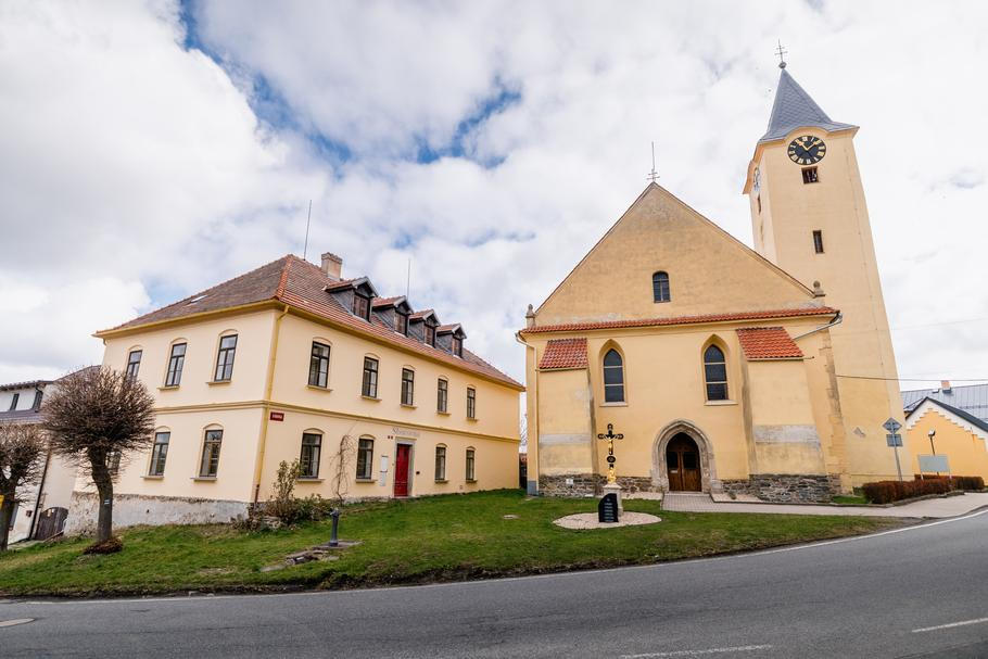 Budova stojí jen pár kroků od kostela a historického pivovaru.