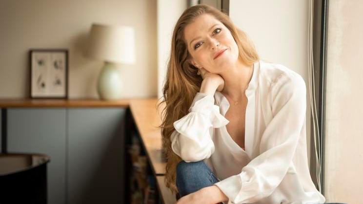 Barbara Hanniganová, zpěvačka a dirigentka z Kanady, je letošní rezidenční umělkyní Pražského jara. Spolupracuje s nejlepšími světovými orchestry a dirigenty včetně Berlínských filharmoniků. Je také hlavní hostující dirigentkou Göteborského symfonického orchestru. 
