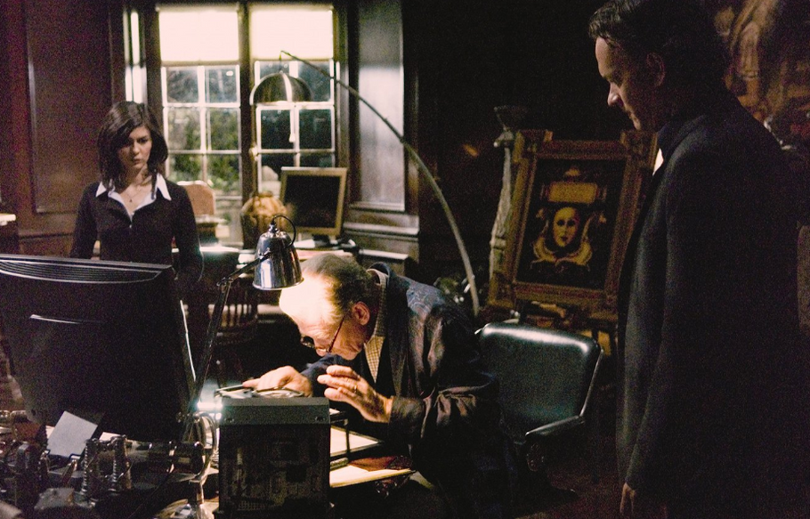 Audrey Tautou v roli kryptoložky, Ian McKellen jako britský královský historik Teabing a Tom Hanks coby Robert Langdon ve filmu Šifra mistra Leonarda (2006).