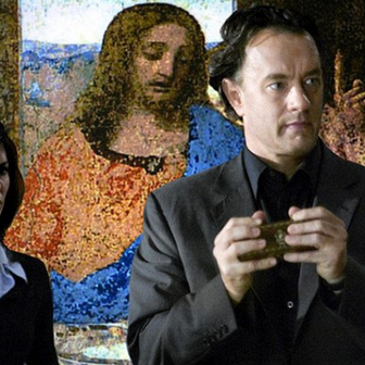 Tom Hanks v roli odborníka na symboly Roberta Langdona a Audrey Tautou jako francouzská kryptoložka Sophie Neveu ve filmu Šifra mistra Leonarda (2006).