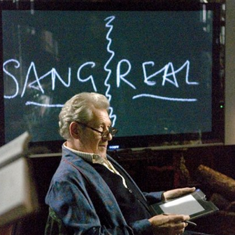 Britského královského historika sira Leigha Teabinga si ve filmu Šifra mistra Leonarda zahrál Ian McKellen. 