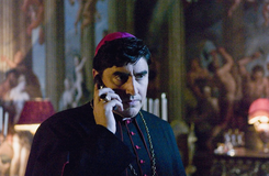 Alfred Molina si ve filmu Šifra mistra Leonarda zahrál biskupa Manuela Aringarosu.