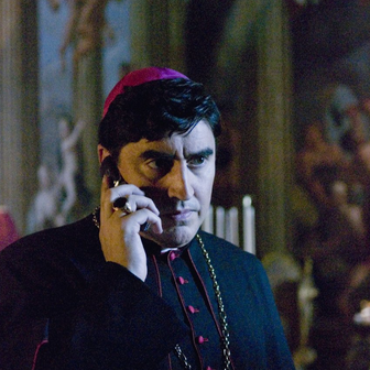 Alfred Molina si ve filmu Šifra mistra Leonarda zahrál biskupa Manuela Aringarosu.