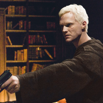 Paul Bettany jako Silas, fanatický zabiják ultrakonzervativní vatikánské prelatury Opus Dei ve filmu Šifra mistra Leonarda (2006). 