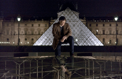 Tom Hanks jako Robert Langdon ve filmu Šifra mistra Leonarda (2006).