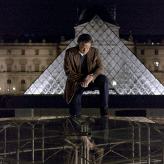 Tom Hanks jako Robert Langdon ve filmu Šifra mistra Leonarda (2006).