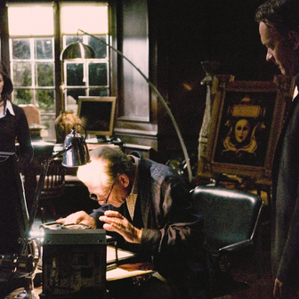 Audrey Tautou v roli kryptoložky, Ian McKellen jako britský královský historik Teabing a Tom Hanks coby Robert Langdon ve filmu Šifra mistra Leonarda (2006).