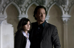 Tom Hanks v roli odborníka na symboly Roberta Langdona a Audrey Tautou jako francouzská kryptoložka Sophie Neveu ve filmu Šifra mistra Leonarda (2006).