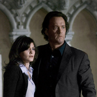 Tom Hanks v roli odborníka na symboly Roberta Langdona a Audrey Tautou jako francouzská kryptoložka Sophie Neveu ve filmu Šifra mistra Leonarda (2006).