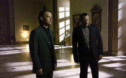 Tom Hanks v roli odborníka na symboly Roberta Langdona a Jean Reno jako policejní kapitán Fache ve filmu Šifra mistra Leonarda (2006).