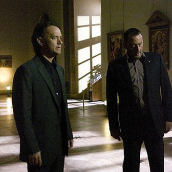 Tom Hanks v roli odborníka na symboly Roberta Langdona a Jean Reno jako policejní kapitán Fache ve filmu Šifra mistra Leonarda (2006).