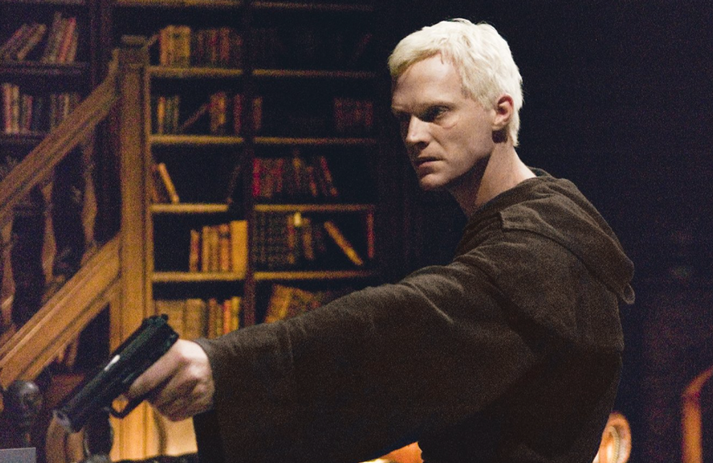Paul Bettany jako Silas, fanatický zabiják ultrakonzervativní vatikánské prelatury Opus Dei ve filmu Šifra mistra Leonarda (2006). 