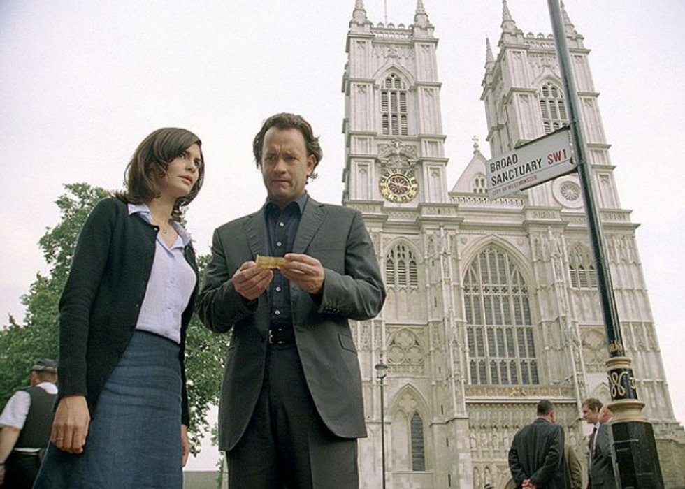 Tom Hanks v roli odborníka na symboly Roberta Langdona a Audrey Tautou jako francouzská kryptoložka Sophie Neveu ve filmu Šifra mistra Leonarda (2006).